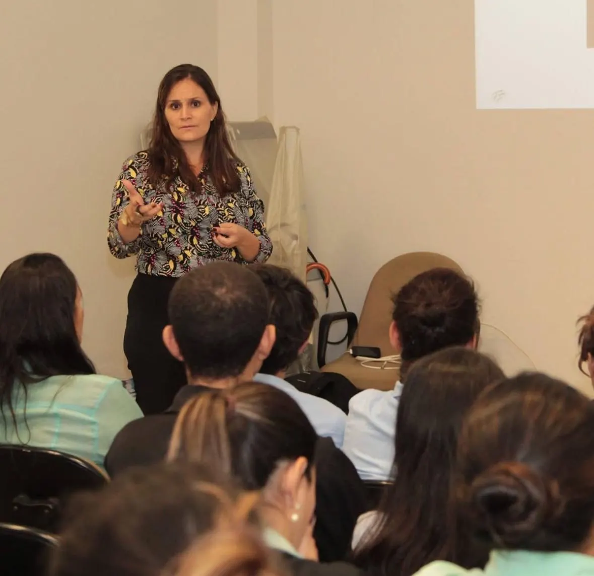 Tatiana Adelino fala para a equipe do Hospital de Olhos Rui Marinho